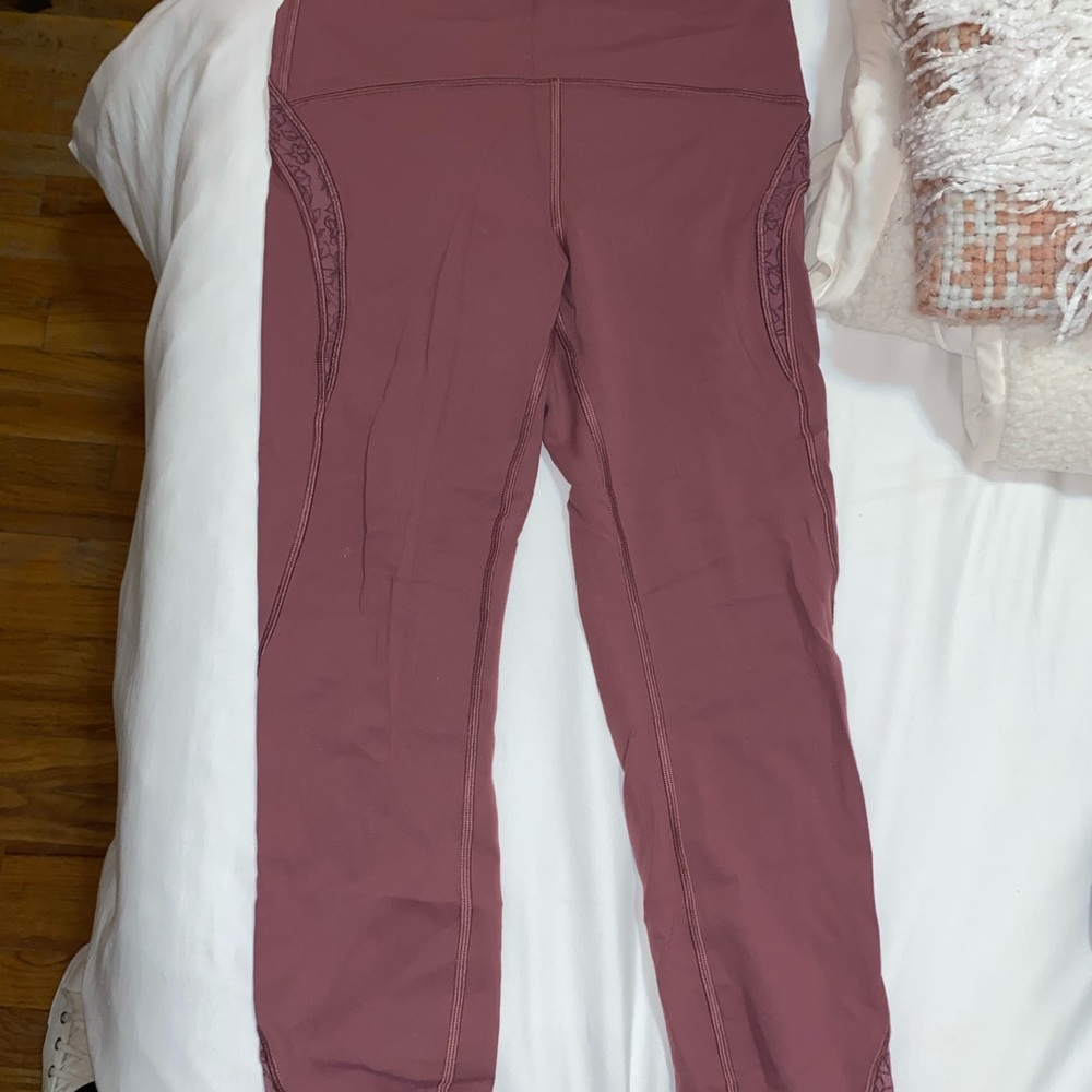 Lululemon 23” leggings, it’s the Wunder Under High Rise